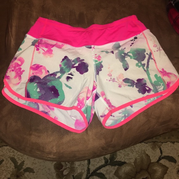 Lululemon Blurred Blossom Shorts RARE* | 2 - Picture 4 of 8